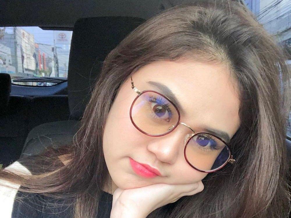 10 Potret Memesona Selebgram Indrayani Rusady Saat Memakai Kacamata