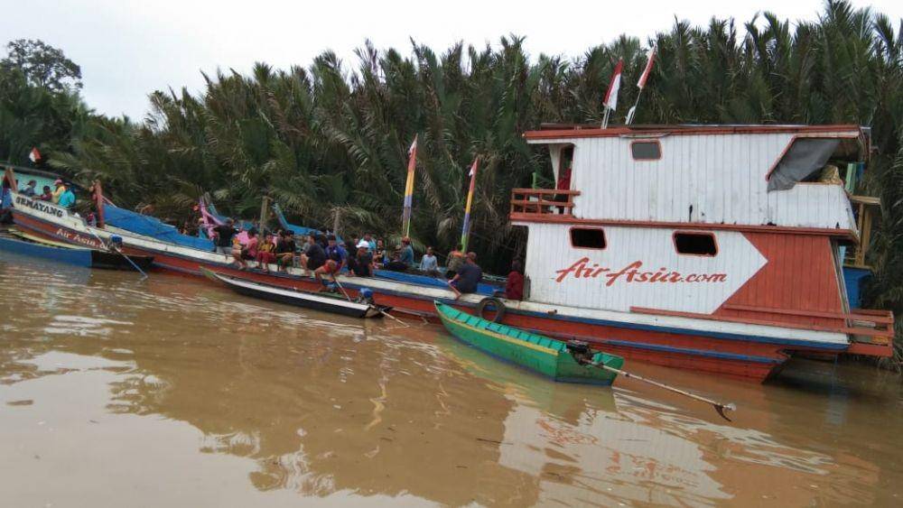 Warga saat mencari KMP Samboja yang tenggelam di Sungai Gani Mulya, Desa Sempayau, Kecamatan Sangkulirang, Kutai Timur (Dok. IDN Times/Istimewa)