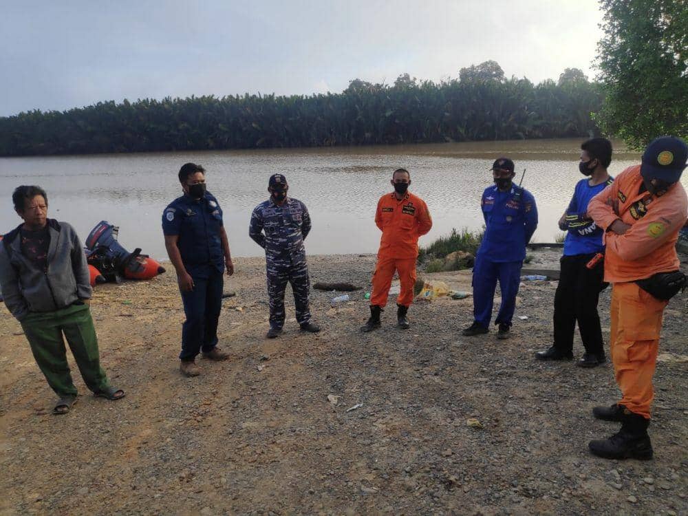 Pencarian hari kedua kapal tenggelam di Sungai Gani Mulya, Desa Sempayau, Kecamatan Sangkulirang, Kutai Timur pada 9 September 2020 oleh oleh tim yang terdiri dari SAR, TNI, Polisi, Tagana hingga Dinas Perhubungan (Dok.IDN Times/Yuda Almerio)