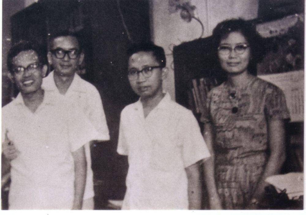 Generasi pertama Intisari, dari kiri ke kanan: Jakob Oetama, PK Ojong, Adi Subrata, dan Irawati. vik.kompas.com