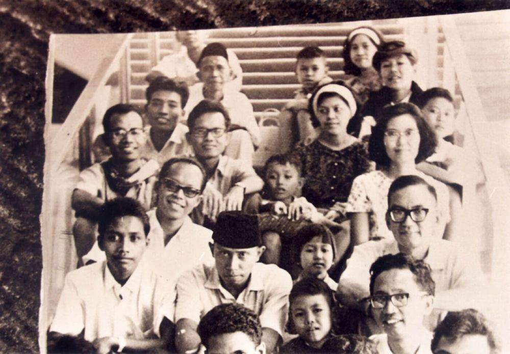 Jakob Oetama berfoto bersama sejumlah anggota Staf Redaksi Kompas, semasa masih di Pintu Besar Selatan, Jakarta Kota. Tidak ada catatan kapan foto ini dibuat. vik.kompas.com