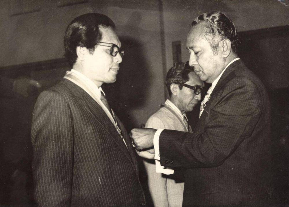 Jakob Oetama menerima Bintang Utama (kelas III) dari Presiden Soeharto tahun 1973. vik.kompas.com)