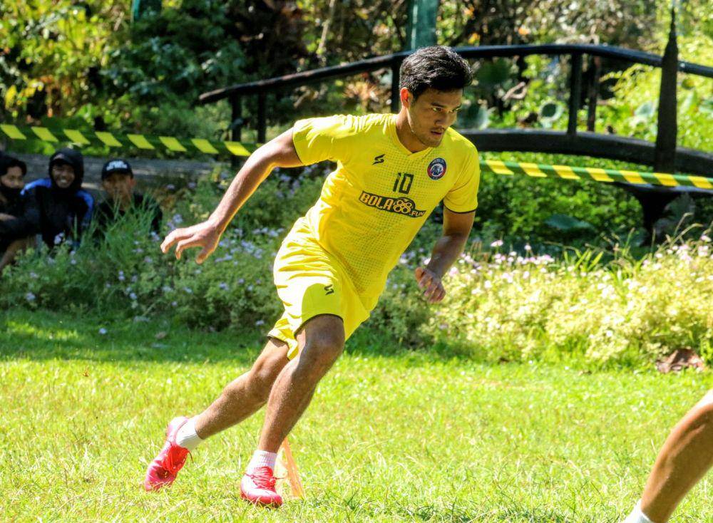 Gelandang Arema FC, M Rafli saat latihan di Kebun Raya Purwodadi. IDN Times/ Alfi Ramadana