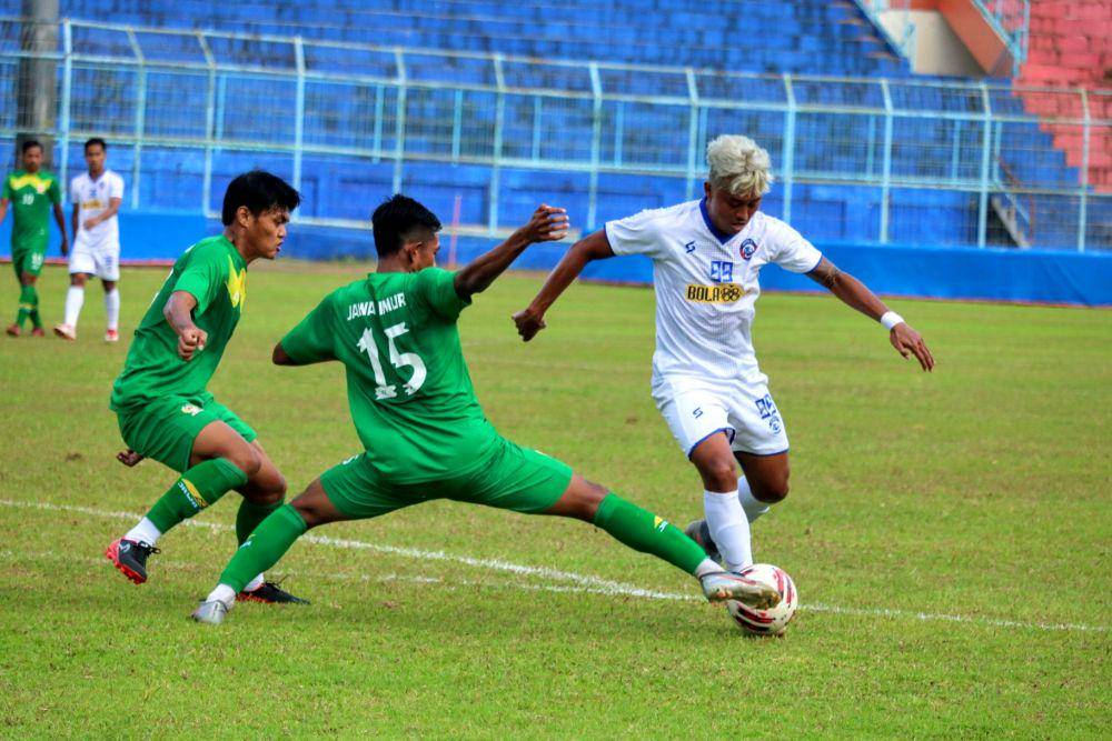 Penyerang Arema FC, Kushedya Hari Yudo berusaha melewati hadangan dua pemain PON Jatim. IDN Times/ Alfi Ramadana