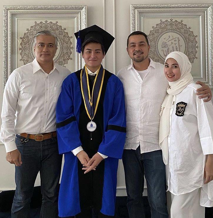 Didampingi Orangtua, 10 Momen Bahagia Wisuda Online Rafi Pangestu