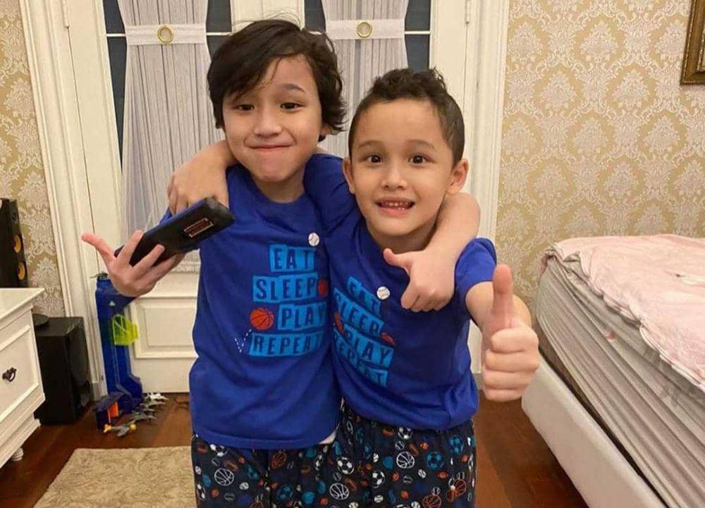 10 Potret Kedekatan Dewa dan Shaka, Anak Pasha Ungu yang Kompak Abis!