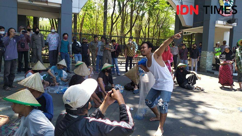 Aksi teatrikal ASP untuk perjuangan nelayan Pulau Kodingareng di depan Kantor Gubernur Sulsel. IDN Times/Sahrul Ramadan