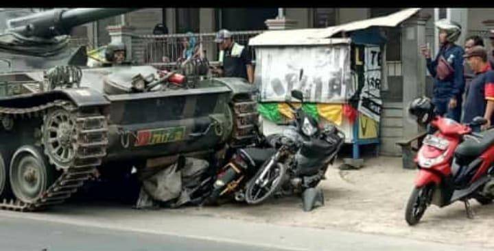 Tank baja milik Yonkav 4 alami kecelakaan di Jalan Raya Rajamandala, Cipatat, Bandung Barat. (Dok. Istimewa)