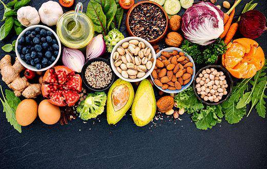 ilustrasi makanan kaya serat (istockphoto.com/kerdkanno)