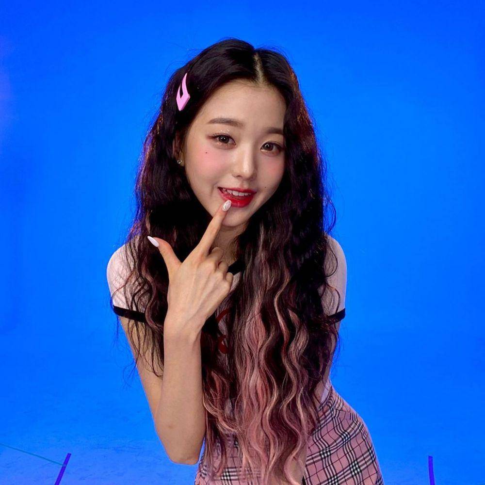 instagram.com/official_izone
