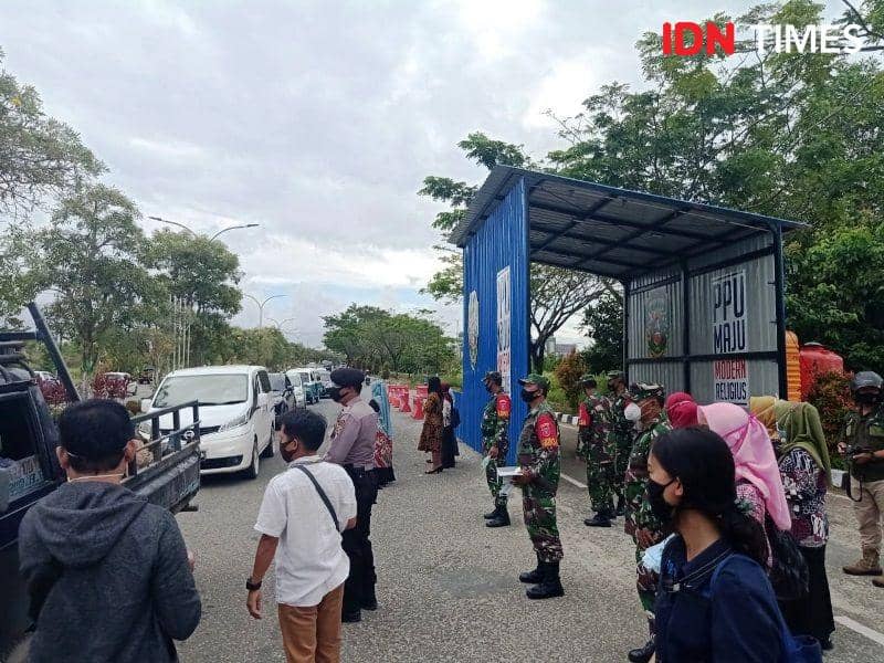 Petugas gabungan dan peserta apel saat mengkampanyekan PPU Bermasker kepada para pengguna jalan (IDN Times. Ervan Masbanjar)