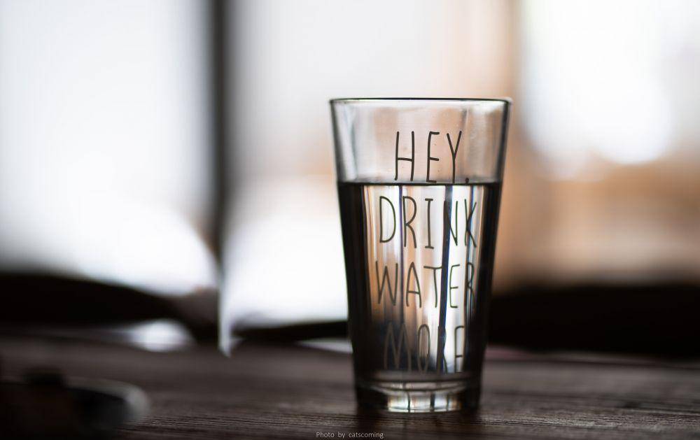 ilustrasi minum air putih (unsplash.com/Buenosia Carol)