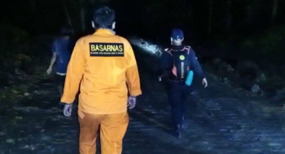 Tim SAR saat pencarian nenek Sewa yang hilang di lokasi tambang Kelurahan Bukuan, Kecamatan Palaran, Samarinda pada Senin petang, 8 September 2020 (Dok. IDN Times/Istimewa)