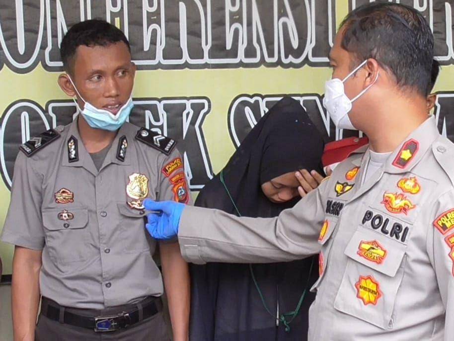 Kapolsek Sunggal Kompol M Yasir menginterogasi salah satu anggota komplotan polisi gadungan yang tertangkap. (Istimewa)