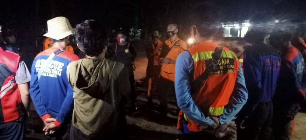 Tim SAR gabungan sesaat sebelum mencari keberadaan nenek sewa yang hilang di lokasi tambang sejak dua hari lalu Kelurahan Bukuan, Kecamatan Palaran, Samarinda pada Senin petang, 8 September 2020 (Dok.IDN Times/Istimewa)