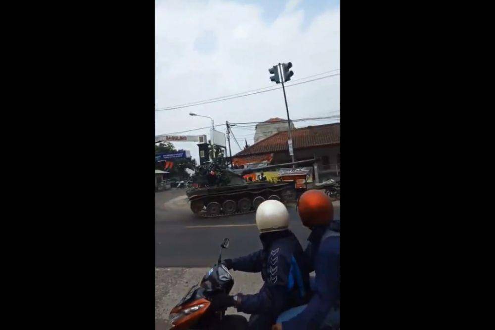 Tank TNI seruduk gerobak pinggir jalan dan beberapa kendaraan (Instagram.com/infokomando)