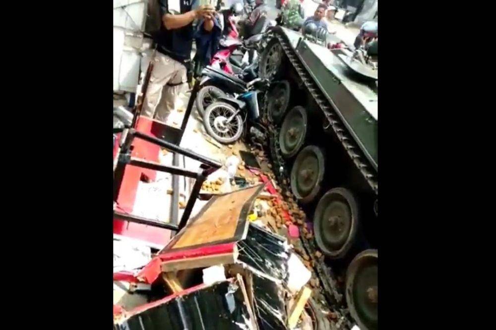 Tank TNI seruduk gerobak pinggir jalan dan beberapa kendaraan (Instagram.com/infokomando)