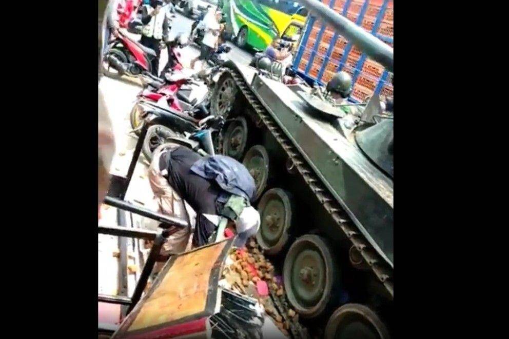 Tank TNI seruduk gerobak pinggir jalan dan beberapa kendaraan (Instagram.com/infokomando)