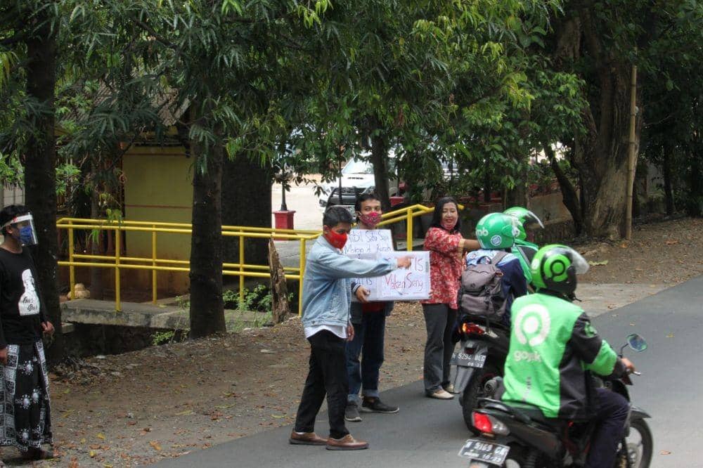 Pengurus Gereja Katolik Paroki Bongsari bagikan paket makan gratis kepada pengguna jalan. Dok IDN Times/bt