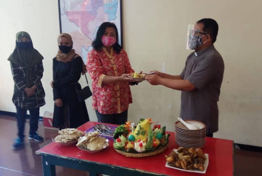 Romo Didik saat membagikan paket piring kasih kepada masyarakat sekitar. Dok IDN Times/bt