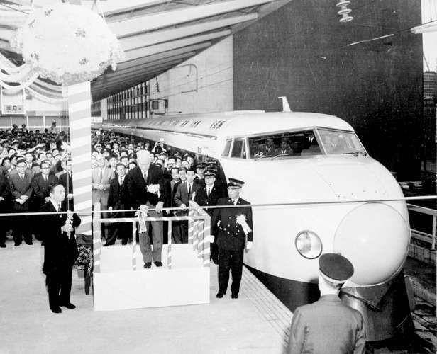 Peresmian Shinkansen Tokaido pada 1964. brittanica.com