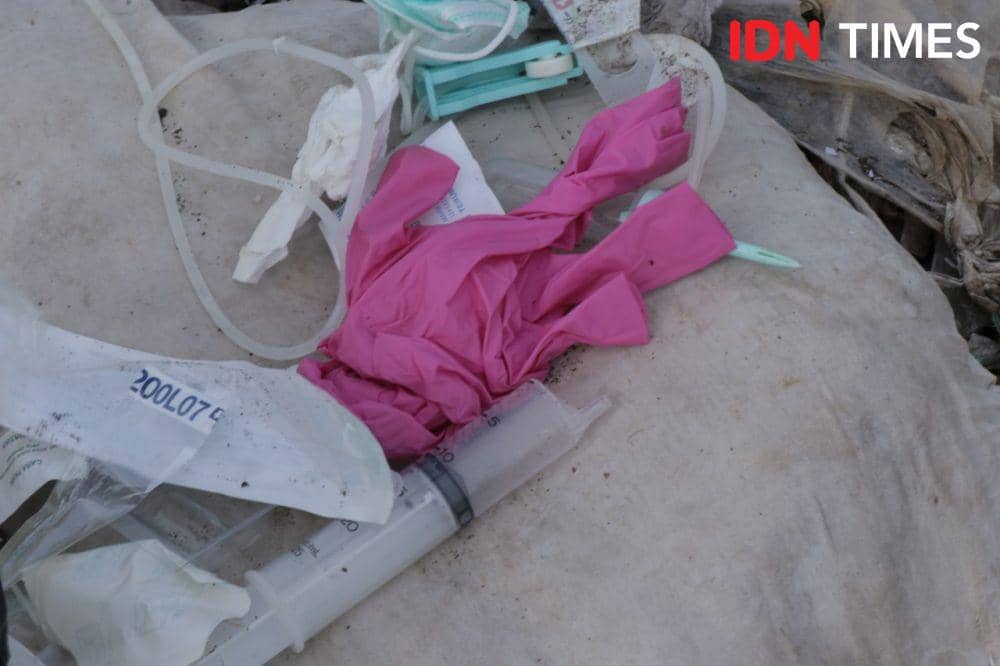 Sampah Medis di TPST Bantar Gebang (IDN Times/Reynaldy Wiranata)