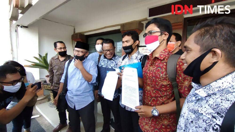 Tim Kuasa Hukum Jerinx mendatangi Pengadilan Negeri Denpasar (IDN Times/Ayu Afria)