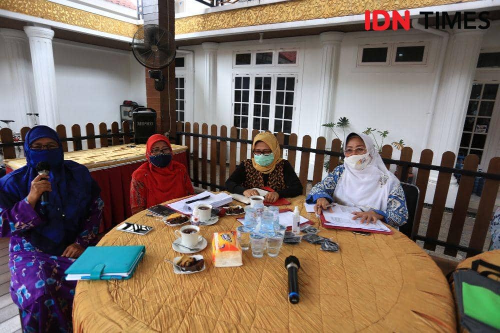 Wartawati Nasrul Abit (Kanan Jiulbab Putih). IDN Times/Andri NH