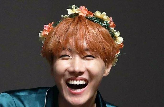 10 Potret Manis J-Hope BTS Kenakan Flower Crown, Gemas Maksimal