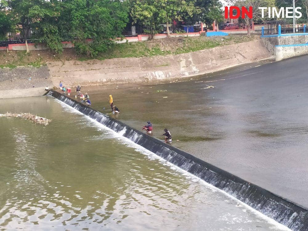 Sejumlah warga Semarang saat mancing ikan ditengah aliran sungai Banjir Kanal Barat. IDN Times/Fariz Fardianto
