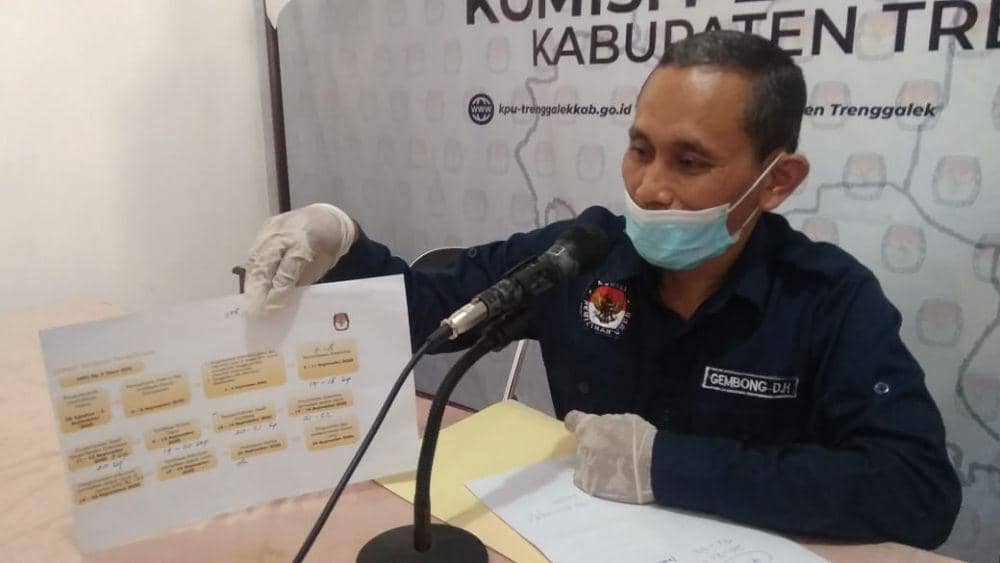Ketua KPU Trenggalek, Gembong Hadi saat memberi penjelasan, IDN Times / istimewa