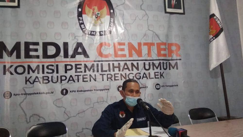 Ketua KPU Trenggalek, Gembong Hadi saat memberi penjelasan, IDN Times / istimewa