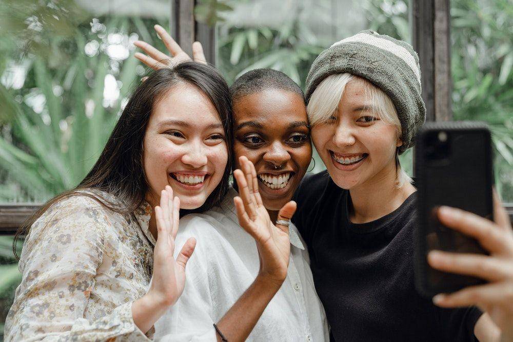 Ilustrasi wefie bersama teman-teman. (pexels.com/ketut subiyanto)