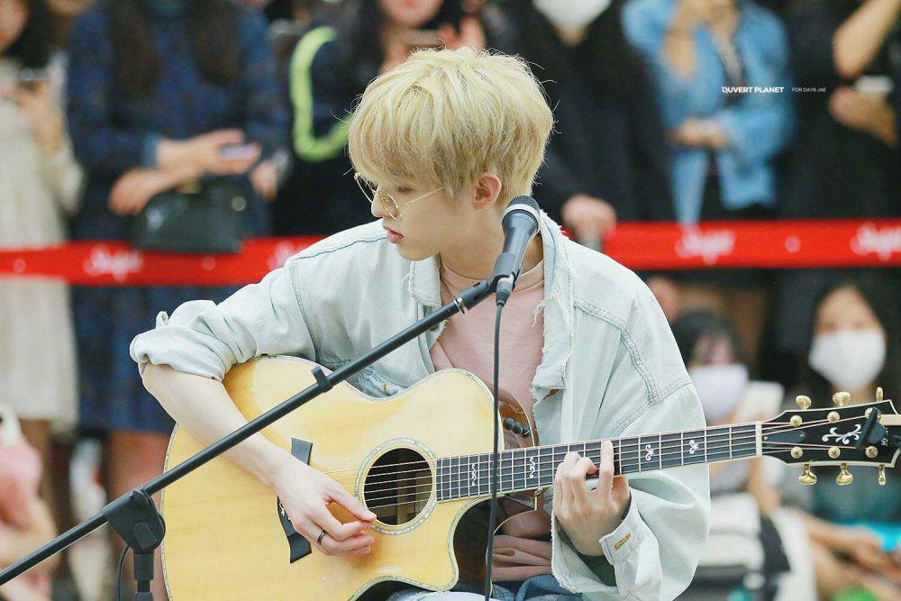 Bertambah Usia, 12 Pesona Jae DAY6 di Atas Panggung Ini Bikin Oleng