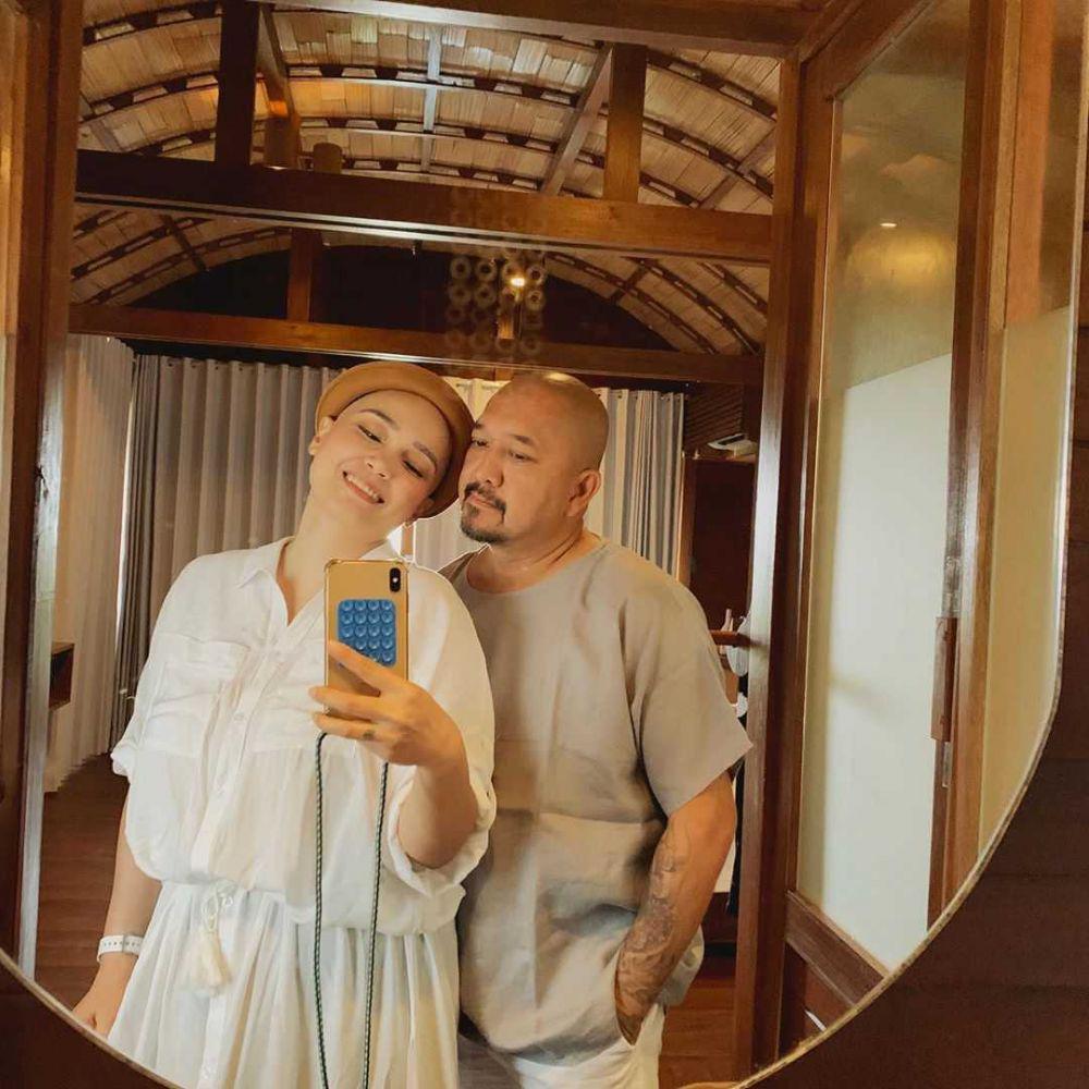 10 Potret Romantis Feby Febiola dan Suami, Sukses Bikin Baper Netizen!