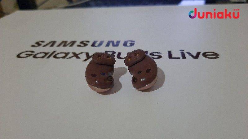 Earphone Samsung Galaxy Buds Live. duniaku.com/Adhitya Daniel