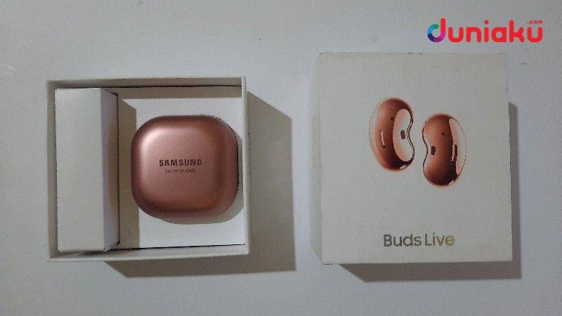 Unboxing Samsung Galaxy Buds Live. duniaku.com/Adhitya Daniel