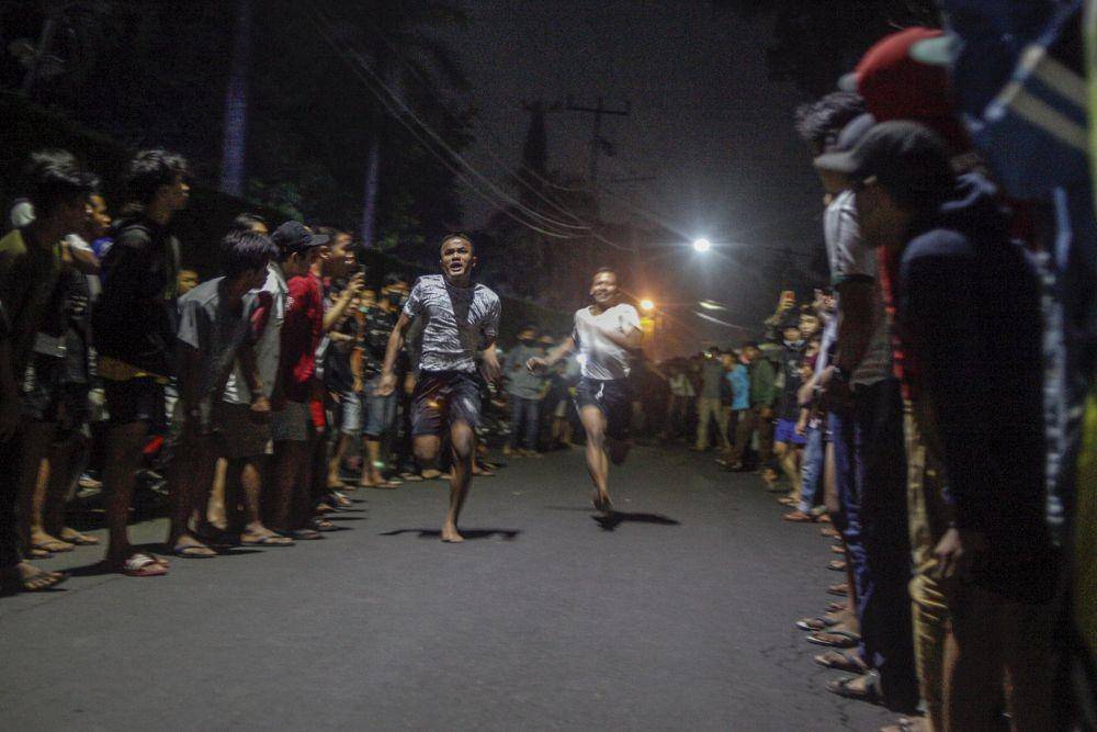 Dua orang pebalap lari liar adu lari berjarak 100 meter di Jalan Raya Ciri Mekar, Cibinong, Kabupaten Bogor , Jawa Barat, Sabtu dini hari (12/9/2020). ANTARA FOTO/Yulius Satria Wijaya