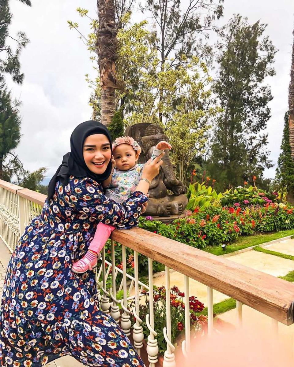Ibu Panutan, 10 Potret Keseharian Sheza Idris Mengasuh Putrinya