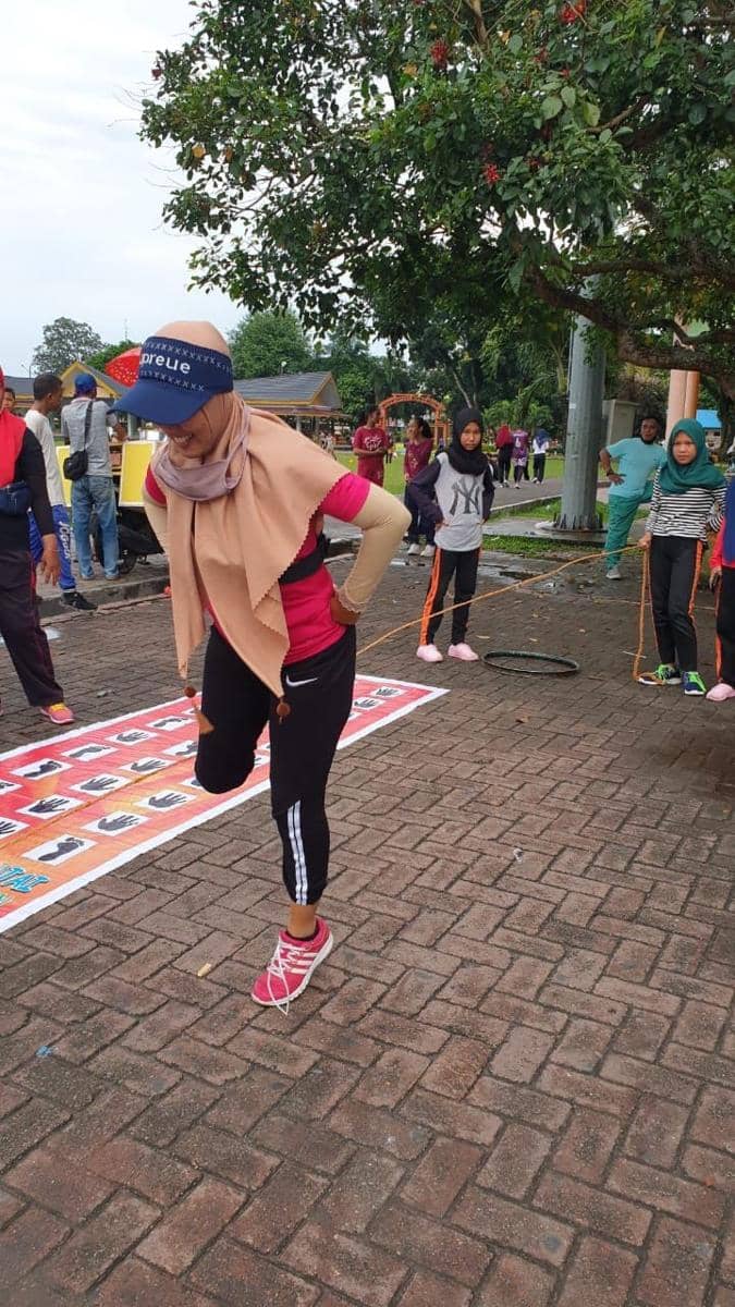 Permainan lompat tali yang diperagakan komunitas KPOTI (IDN Times/ Bambang Suhandoko)