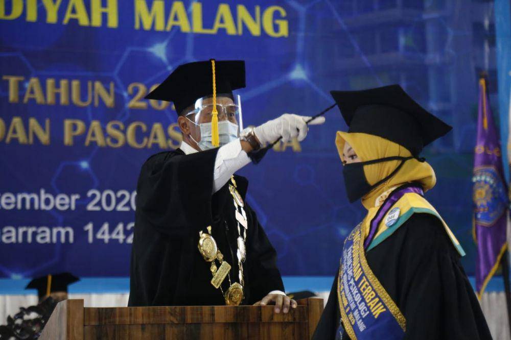 Rektor UMM tengah melakukan prosesi wisuda. Prosesi wisuda tetap berjalan khidmat meski dengan protokol COVID-19. Dok/Humas UMM