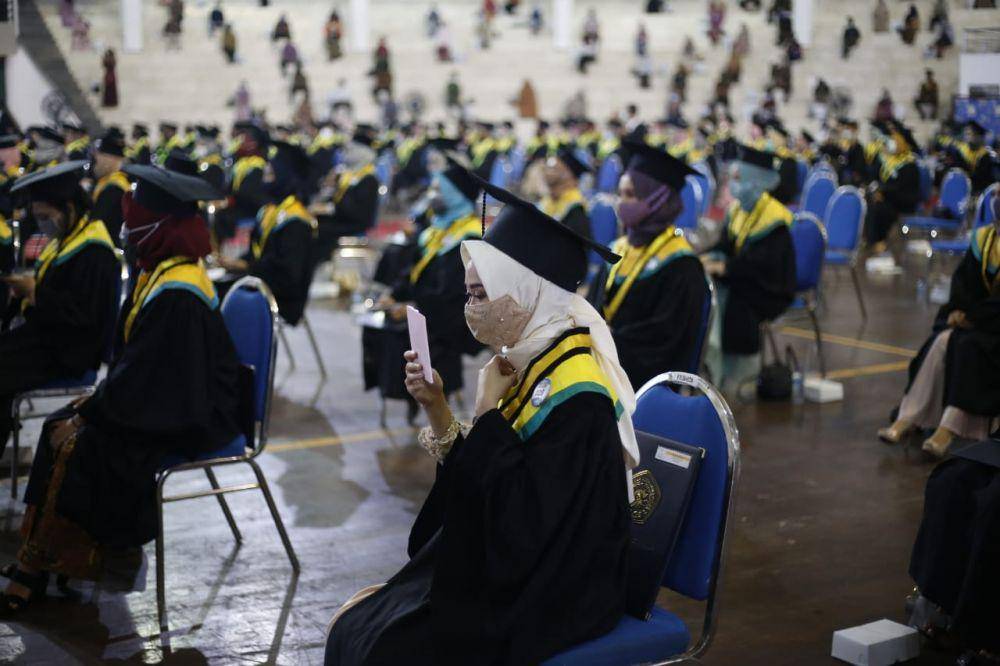 Protokol kesehatan diterapkan saat prosesi wisudah UMM. Posisi duduk wisudawan diatur berjarak. Dok/Humas UMM