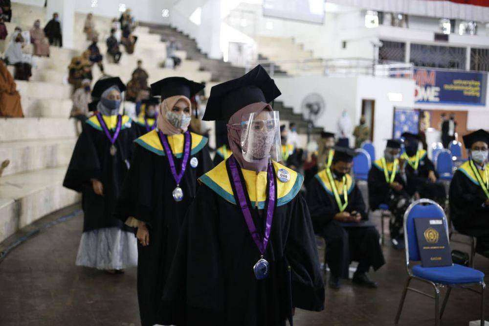 Wisudawan mengenakan APD selama prosesi wisuda. Dok/Humas UMM