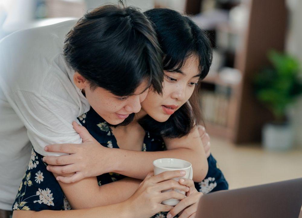 Bukannya Gak Romantis, 6 Zodiak Ini Benci Public Display Affection
