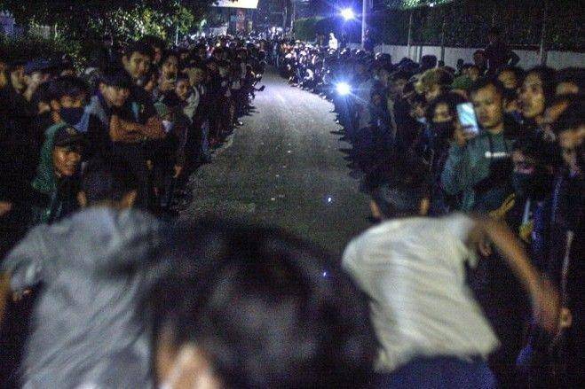 Dua orang adu lari 100 meter di Jalan Raya Ciri Mekar, Cibinong, Kabupaten Bogor , Jawa Barat, Sabtu (12/9/2020) (ANTARA FOTO/Yulis Satria Wijaya)