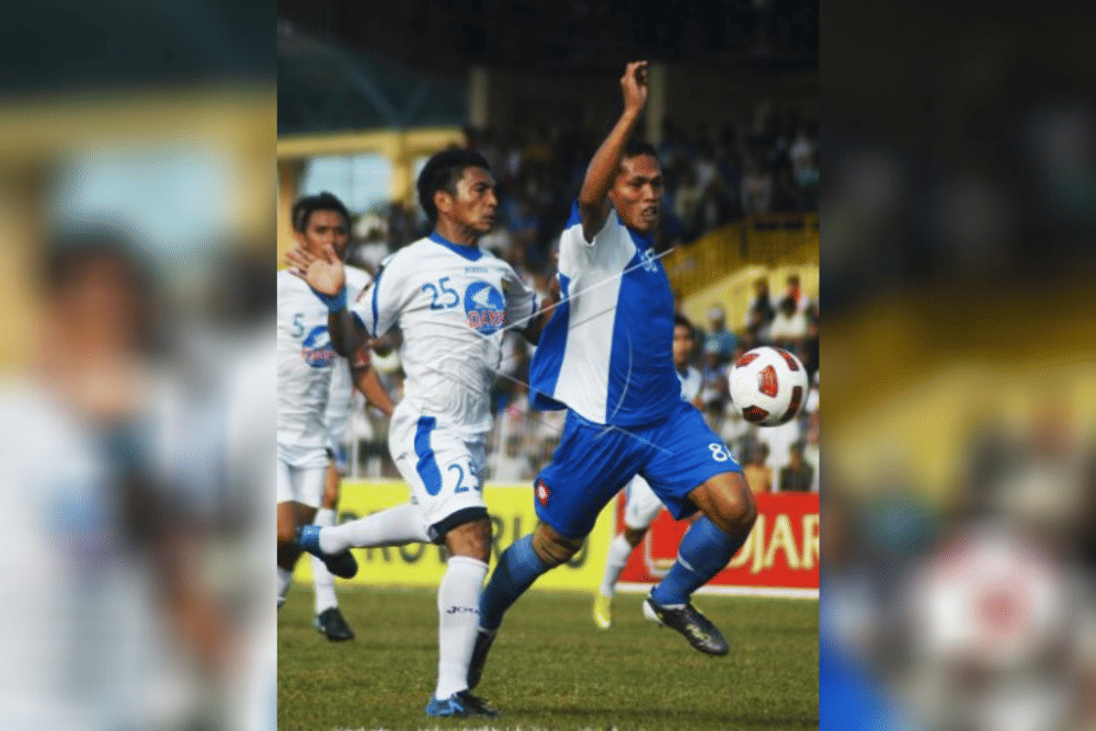 Aksi Isnan Ali (kiri), ketika berseragam Persib Bandung, dalam salah satu pertandingan Liga Super Indonesia musim 2010/11. (ANTARA FOTO/Fachrozi Amri)