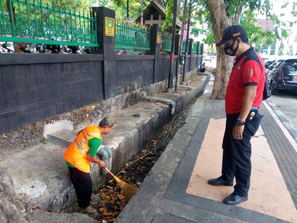 Salah satu warga yang nekat tak pakai masker dihukum menyapu jalan selama 10 menit di Kota Semarang. Dok. Satpol PP Semarang