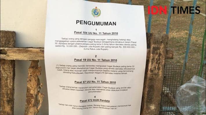 Selebaran yang terpasang di kerangka baliho yang terpasang di Alun-Alung Kidul Keraton Solo. IDNTimes/Larasati Rey