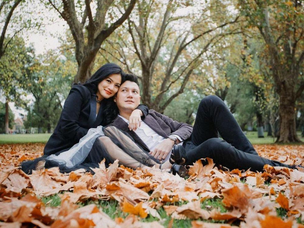 10 Selebriti yang Nikah sama Idolanya, Tanda Jodoh Gak Ada yang Tahu