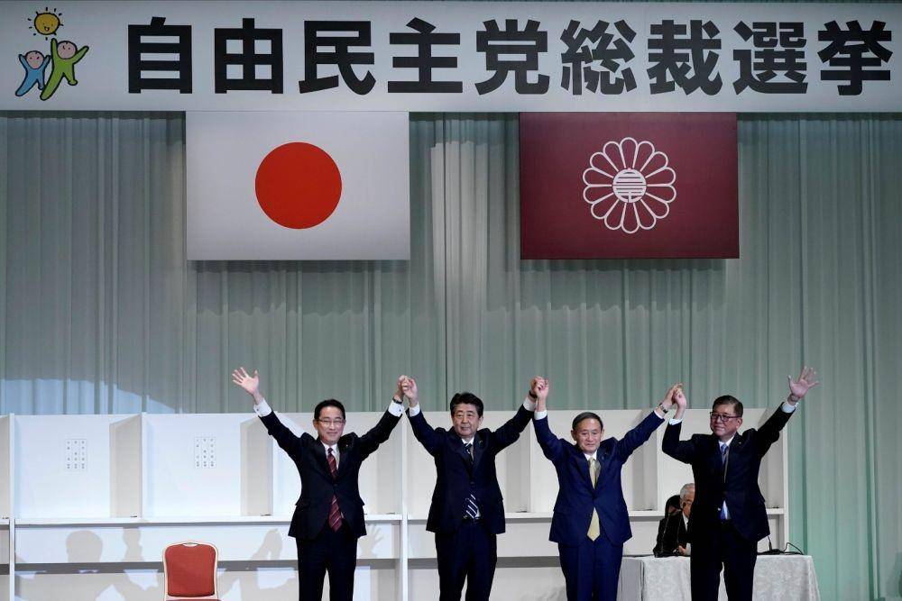 Perdana Menteri Jepang Shinzo Abe, Kepala Sekretaris Kabinet Yoshihide Suga, mantan menteri pertahanan Shigeru Ishiba dan mantan menteri luar negeri Fumio Kishida melakukan selebrasi setelah Suga terpilih sebagai ketua partai berkuasa Partai Demokratik Liberal (LDP) dalam pemilihan ketua di Tokyo, Jepang, Senin (14/9/2020) (ANTARA FOTO/Eugene Hoshiko/Pool via REUTERS)
